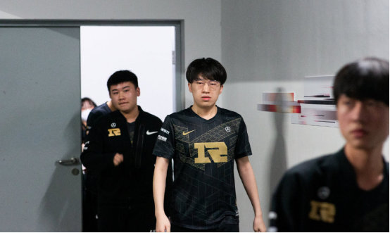 员之间的默 员之间的默